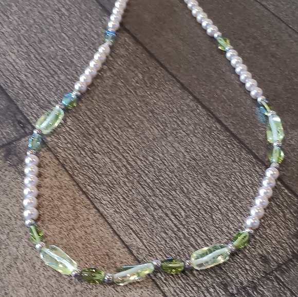 VINTAGE Elegant Pearl and Green Bead Necklace - Picture 1 of 5